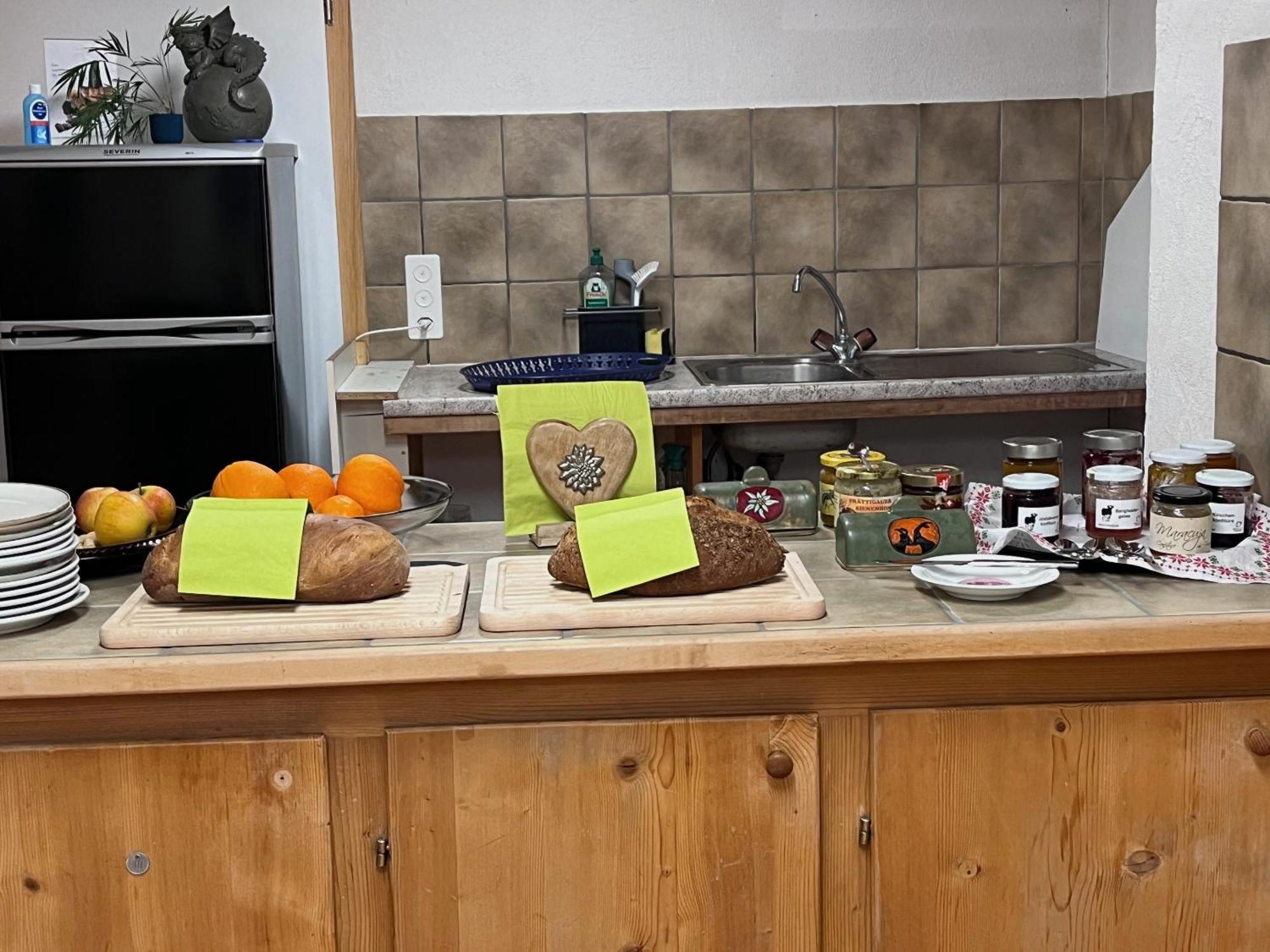 Chrona Bed & Breakfast Jenaz Kültér fotó